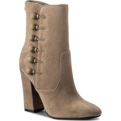 Botki GUESS - Lucena FLCEN3 SUE10 CAMEL. Brązowe botki damskie marki Guess, z zamszu, na obcasie. W wyprzedaży za 489,00 zł.