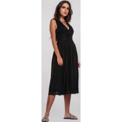 Czarna Sukienka Unright. Czarne sukienki damskie other, s, bez wzorów, bez kołnierzyka, bez rękawów, midi. Za 149,99 zł.