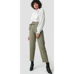 NA-KD Classic Spodnie Asymmetric Belted Suit - Green. Zielone spodnie z wysokim stanem marki NA-KD Classic, z podwyższonym stanem. Za 202,95 zł.