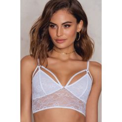 Biustonosze bardotka: NA-KD Lingerie Biustonosz z paseczkami – White