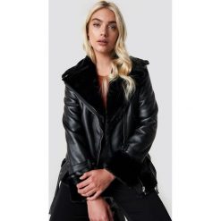 NA-KD Trend Motocyklowa kurtka oversize - Black. Czarne bomberki damskie NA-KD Trend, w paski, z futra. Za 404,95 zł.