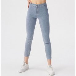 Jeansy skinny z wysokim stanem - Wielobarwn. Szare jeansy damskie Sinsay, bez wzorów, z jeansu, z podwyższonym stanem. Za 59,99 zł.