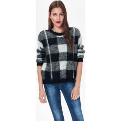 SWETER DAMSKI W KRATĘ. Czarne swetry klasyczne damskie marki Top Secret, na zimę, z jeansu, eleganckie. W wyprzedaży za 49,99 zł.