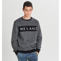 Bluza z napisem - Jasny szary. Szare bluzy męskie Cropp, s, z napisami, bez kołnierzyka, bez rękawów, bez kaptura. Za 79,99 zł.