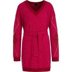 Sukienka dzianinowa Pinko Ungherese AI 19-20 PBK2 1B145B Y5ST. Różowe sukienki damskie Pinko, s, bez wzorów, z poliesteru, bez kołnierzyka, bez rękawów. W wyprzedaży za 659,00 zł.