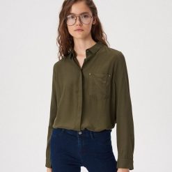 Koszula z kieszenią - Khaki. Brązowe koszule damskie Sinsay, s, bez wzorów, bez kołnierzyka, bez rękawów. Za 39,99 zł.