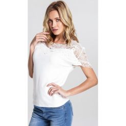 Biała Bluzka Rarely. Białe bluzki damskie marki other, s, z aplikacjami, z dzianiny, z okrągłym kołnierzem, z krótkim rękawem. Za 39,99 zł.