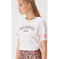 Luźna koszulka w stylu college - Biały. Białe koszulki damskie Sinsay, s, bez wzorów, bez kołnierzyka. W wyprzedaży za 14,99 zł.