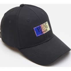 Czapka z holograficzną aplikacją - Czarny. Czarne czapki damskie House, z aplikacjami. Za 39,99 zł.