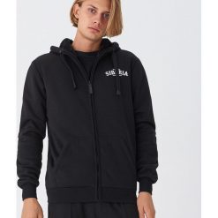 Ocieplana bluza z nadrukiem - Czarny. Czarne bluzy męskie House, s, z nadrukiem, bez kołnierzyka, bez rękawów, bez kaptura. Za 139,99 zł.