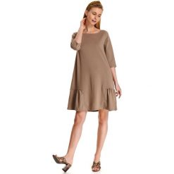 Sukienka z falbanką. Brązowe sukienki damskie Top Secret, na co dzień, na lato, bez wzorów, eleganckie, z falbankami, bez rękawów, proste. W wyprzedaży za 39,99 zł.