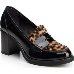 Buty damskie. Czarne czółenka damskie Wittchen, bez wzorów, ze skóry, bez obcasa, na obcasie. W wyprzedaży za 559,90 zł.