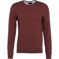 Swetry klasyczne męskie: Scotch & Soda AMS BLAUW CLASSIC Sweter zoom red melange