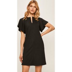 Emporio Armani - Sukienka. Czarne sukienki damskie Emporio Armani, na co dzień, bez wzorów, z elastanu, casualowe, z okrągłym kołnierzem, z krótkim rękawem, krótkie, mini, proste. Za 1799,00 zł.