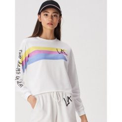 Bluza z motywem La - Kremowy. Białe bluzy damskie Sinsay, s, bez wzorów, bez rękawów, bez kaptura. W wyprzedaży za 19,99 zł.
