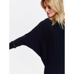 Damski sweter z kimonowym rękawem. Niebieskie swetry damskie Top Secret, na lato, z aplikacjami, z dzianiny, bez rękawów, bez kaptura. W wyprzedaży za 49,99 zł.
