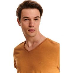 T-shirt gładki z dekoltem w serek. Żółte t-shirty męskie Top Secret, na lato, m, bez wzorów, z bawełny, klasyczne, z dekoltem w serek, krótkie. W wyprzedaży za 29,99 zł.