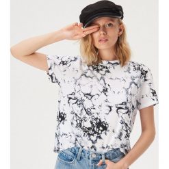 T-shirt z efektem marmuru - Wielobarwny. T-shirty damskie Sinsay, s, bez wzorów, bez kołnierzyka. Za 24,99 zł.