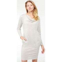 Sukienka - 30-84501VL AR. Szare sukienki hiszpanki Unisono, l, z elastanu, z dekoltem woda. Za 69,00 zł.