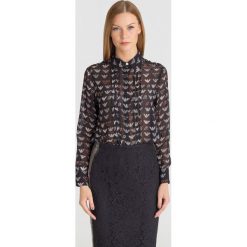 KOSZULA EMPORIO ARMANI W LOGO MARKI. Czarne koszule damskie Emporio Armani, na imprezę, bez wzorów, klasyczne, z włoskim kołnierzykiem, bez rękawów. Za 489,50 zł.