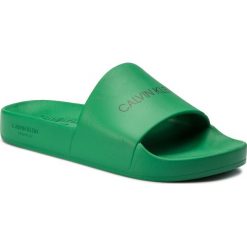 Klapki CALVIN KLEIN - Slide KM0KM00375 Amazon 306. Zielone klapki męskie Calvin Klein, bez wzorów, z tworzywa sztucznego. W wyprzedaży za 129,00 zł.