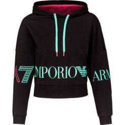 Bluza EA7 EMPORIO ARMANI Czarny. Czarne bluzy damskie z nadrukiem marki EA7 Emporio Armani, z bawełny, z krótkim rękawem, krótkie, z kapturem. Za 490,00 zł.