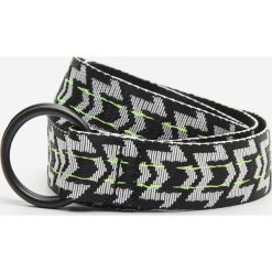 Parciany pasek ze wzorem - Czarny. Czarne paski męskie Cropp, w paski. Za 39,99 zł.