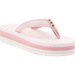 Japonki NAPAPIJRI - Ariel 16798558 Pale Pink N52. Różowe klapki damskie Napapijri, bez wzorów, z tworzywa sztucznego, bez obcasa, na koturnie. W wyprzedaży za 89,00 zł.