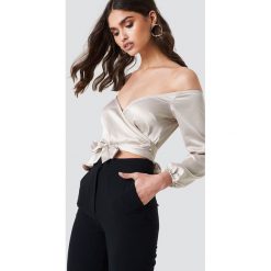 Iva Nikolina x NA-KD Satynowy top z odkrytymi ramionami - Nude. Szare topy damskie Iva Nikolina x NA-KD, w paski, z satyny, bez kołnierzyka. Za 133,95 zł.