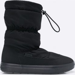 Crocs - Śniegowce. Czarne botki damskie marki Crocs, z materiału. W wyprzedaży za 239,90 zł.