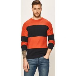Jack & Jones - Sweter. Czerwone swetry męskie Jack & Jones, s, bez wzorów, z bawełny, z okrągłym kołnierzem, bez kaptura. W wyprzedaży za 69,90 zł.