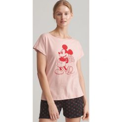 Piżama Mickey Mouse z szortami - Pomarańczowy. Pomarańczowe piżamy damskie Reserved, s. Za 59,99 zł.
