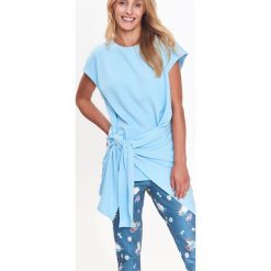 Bluzka krótki rękaw damska, luźna, z wiązaniem, gładka. Niebieskie bluzki damskie Top Secret, bez wzorów, z dzianiny, eleganckie, z asymetrycznym kołnierzem, z krótkim rękawem. W wyprzedaży za 9,99 zł.