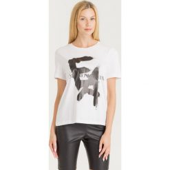 T-SHIRT EMPORIO ARMANI. Białe t-shirty damskie Emporio Armani, z nadrukiem, z bawełny, z okrągłym kołnierzem. Za 203,40 zł.