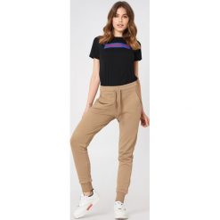 Spodnie z wysokim stanem: NA-KD Basic Spodnie dresowe basic – Brown,Beige