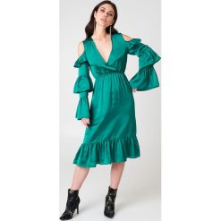 NA-KD Party Sukienka midi z odkrytymi ramionami - Green. Zielone sukienki mini marki NA-KD Party, na imprezę, z poliesteru, z falbankami, z krótkim rękawem, z odkrytymi ramionami. W wyprzedaży za 48,59 zł.
