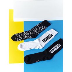 3pack skarpetki męskie. Czarne skarpetki męskie Top Secret, z napisami, z dzianiny. W wyprzedaży za 14,99 zł.