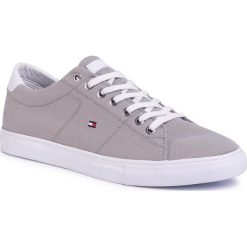 Tenisówki TOMMY HILFIGER - Seasonal Textile Sneaker FM0FM02687 Antique Silver PRT. Szare półbuty męskie TOMMY HILFIGER, na co dzień, bez wzorów, z gumy, bez zapięcia. Za 339,00 zł.