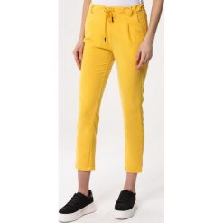 Żółte Spodnie Wish Fulfilment. Żółte spodnie damskie Born2be, s, bez wzorów, z tkaniny. Za 49,99 zł.
