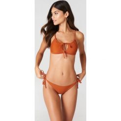Stroje dwuczęściowe damskie: J&K Swim X NA-KD Dół bikini z wiązaniem w talii Triangle – Orange