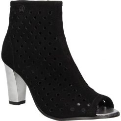 Botki peep toe skórzane ażurowe Karino 1523. Czarne botki damskie Karino, z otwartym noskiem, bez obcasa, bez zapięcia. Za 179,99 zł.