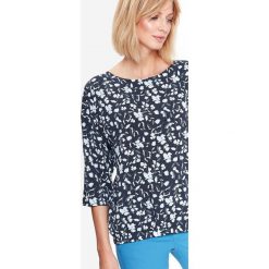 BLUZKA W NADRUK Z KIMONOWYM RĘKAWEM. Szare bluzki damskie Top Secret, z nadrukiem, eleganckie, z okrągłym kołnierzem, bez rękawów. W wyprzedaży za 39,99 zł.