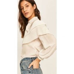 Answear - Bluzka. Białe bluzki damskie ANSWEAR, na co dzień, s, bez wzorów, z poliesteru, eleganckie, bez kołnierzyka, z długim rękawem. Za 119,90 zł.