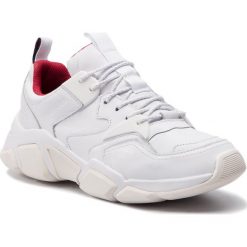 Sneakersy TOMMY HILFIGER - Chunky Leather Trainer FM0FM02151 White 100. Białe sneakersy męskie TOMMY HILFIGER, na co dzień, bez wzorów, ze skóry ekologicznej, bez zapięcia. Za 649,00 zł.