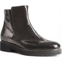 Buty damskie. Czarne botki damskie Wittchen, ze skóry, bez obcasa, bez zapięcia. W wyprzedaży za 424,91 zł.