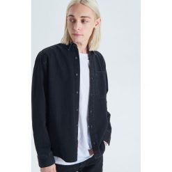 Jeansowa koszula o kroju comfort - Czarny. Czarne koszule męskie Cropp, s, bez wzorów, z jeansu, bez kołnierzyka, bez rękawów. W wyprzedaży za 39,99 zł.