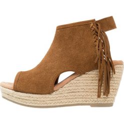 Rzymianki damskie: Minnetonka BLAIRE Sandały na koturnie dusty brown
