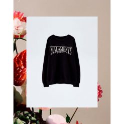 Bluza „Malamente” Pull&Bear by Rosalía. Czarne bluzy damskie Pull&Bear, bez wzorów, bez rękawów, bez kaptura. Za 99,90 zł.