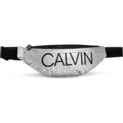 Saszetka nerka CALVIN KLEIN JEANS - Instituttional Logo Waist Pack 0IM. Szare nerki damskie Calvin Klein Jeans, bez wzorów, z jeansu, młodzieżowe, bez dodatków. Za 179,00 zł.