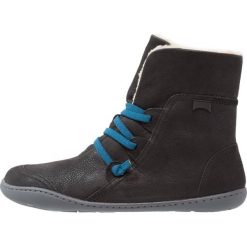 Camper Botki black. Czarne buty zimowe damskie Camper, z materiału. W wyprzedaży za 583,20 zł.